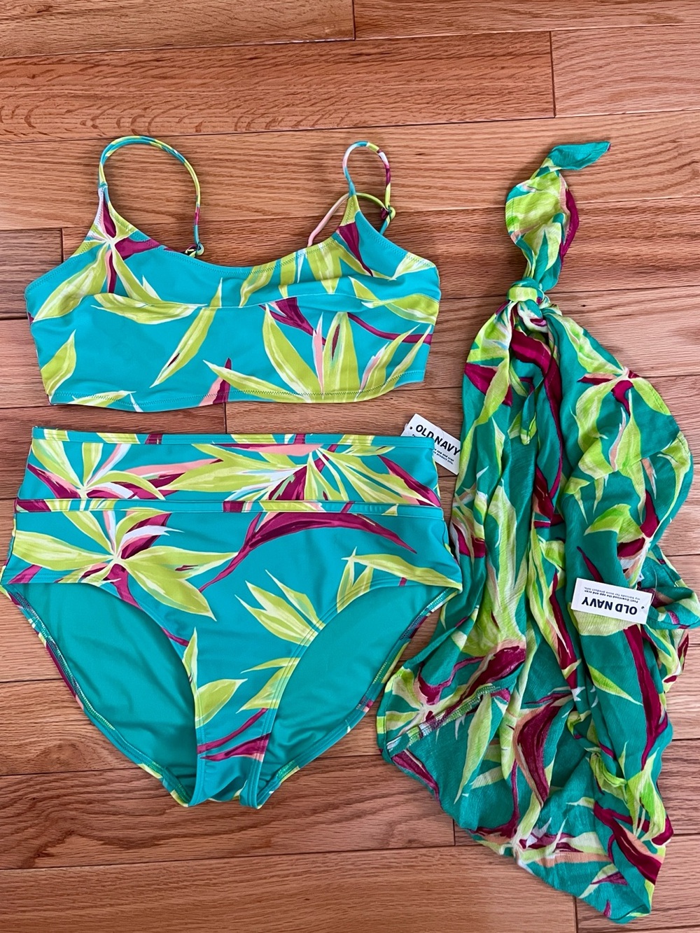 🆕 Old Navy 3 piece swimsuit